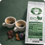 Bio Espresso von MEE KAFFEE mit zwei Espressotassen sowie Schokolade und Mandeln – handwerklich gerösteter Bio-Kaffee aus ökologischem Anbau