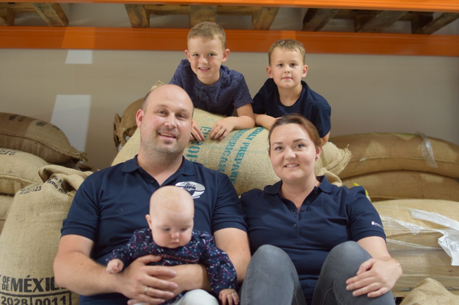 Familienbild der Inhaber MEE KAFFEE - Eltern mit Kinder