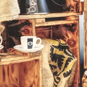 Hintergrund für MEE KAFFEE Tassen mit der Espressotasse, der Crematasse und dem Kaffee Pott