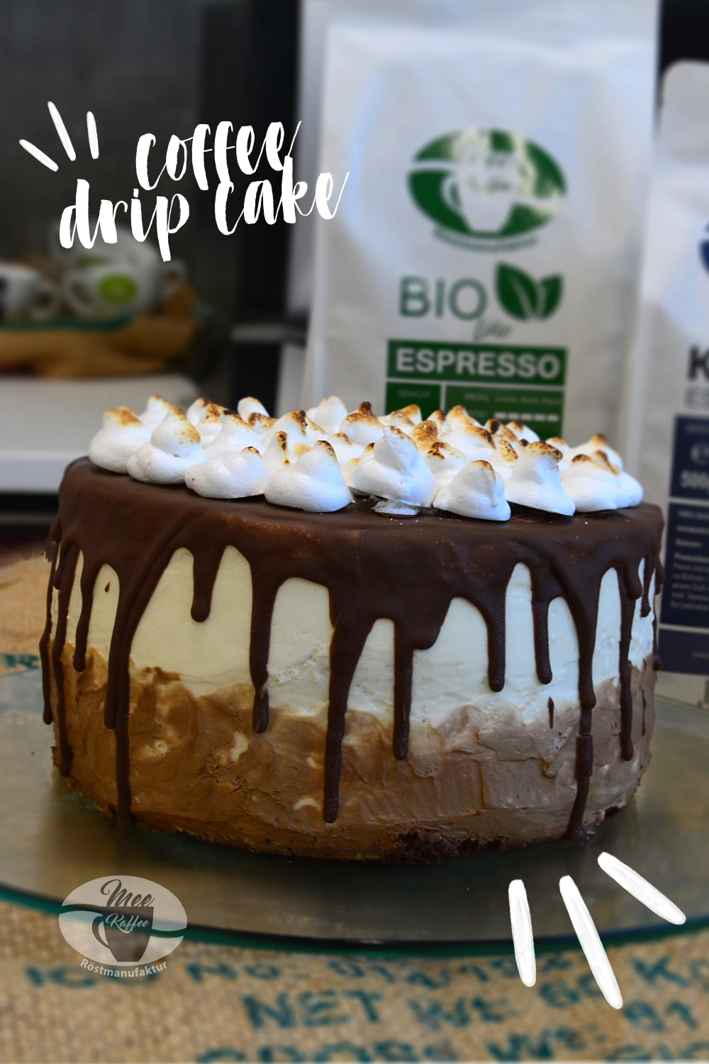 Ein leckerer Coffee Drip Cake. Mit Kaffee, Karamell und Schokolade.