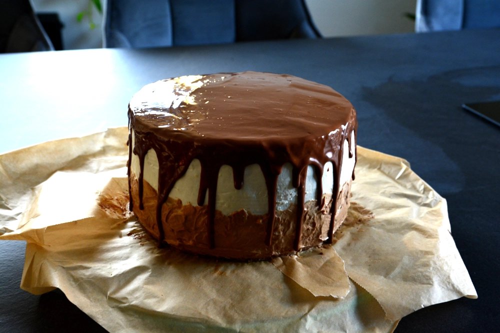 Der Coffee-Drip-Cake mit Schokolade übergossen