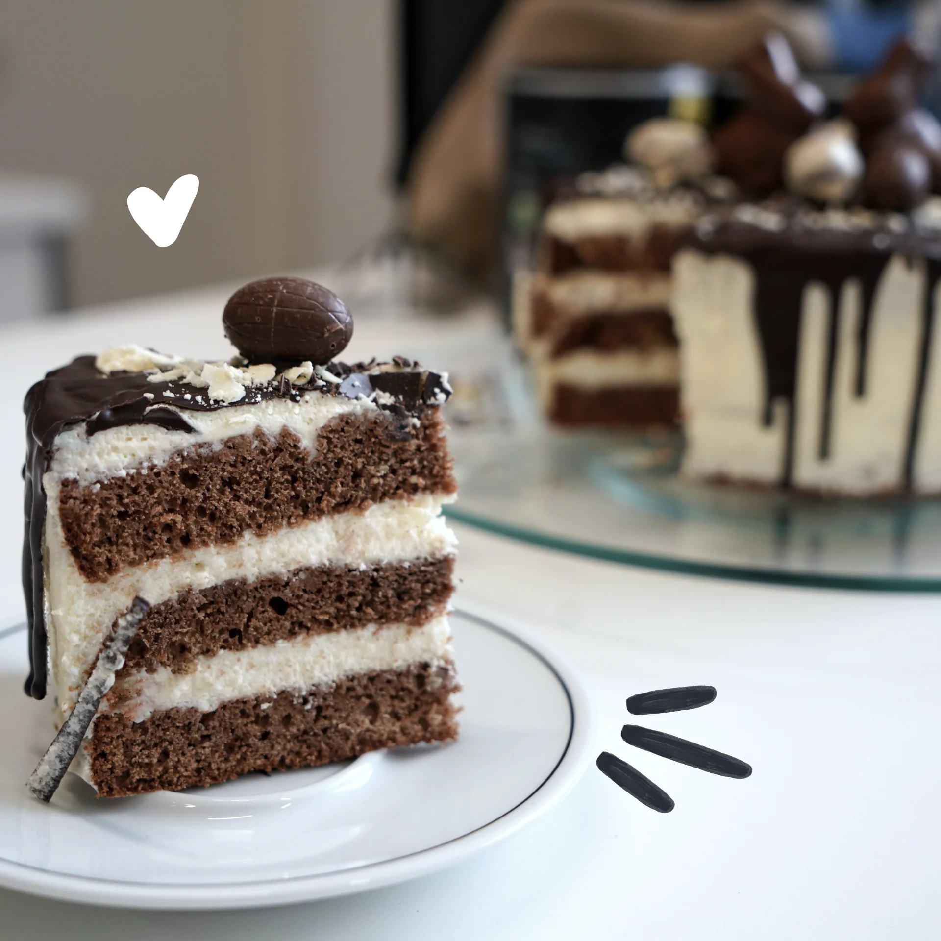 Die angeschnittene Ostertorte, mit den drei Schokoladen-Böden, welche mit Kaffee getränkt wurden.
