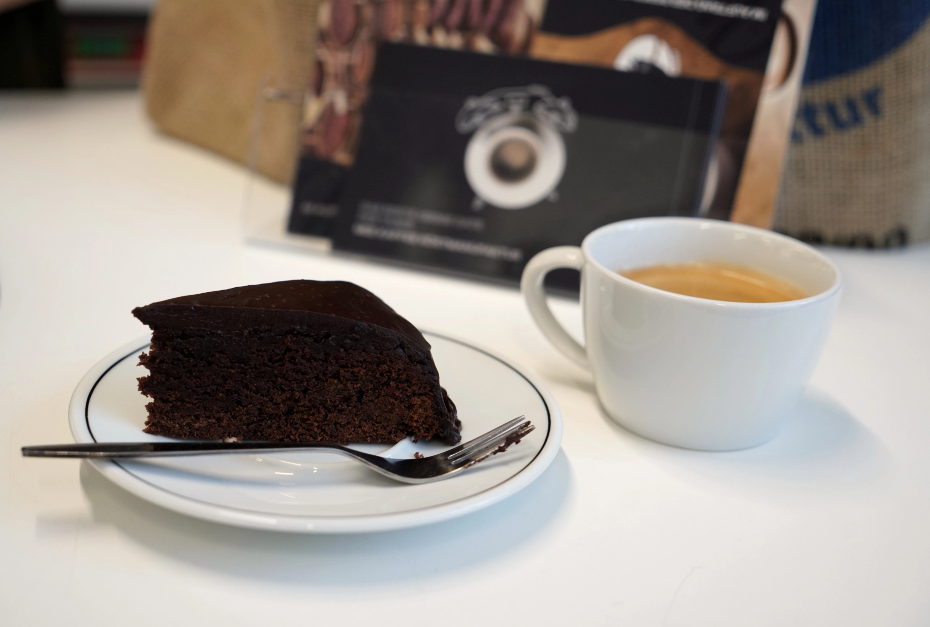 Ein Stück Espressokuchen und eine Tasse Kaffee