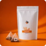 Hochwertiger Kalahari Rooibos Tee in praktischen Pyramidenbeuteln von MEE KAFFEE. Die innovative Beutelform bietet den Zutaten viel Raum zur Entfaltung und sorgt für ein besonders intensives Aroma.