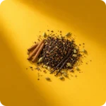 Assam Chai Teemischung von MEE KAFFEE aus kräftigem Schwarztee, Zimt, Kardamom und ausgewählten Gewürzen – ideal für Chai Latte, Heißtee oder kalte Teevariationen