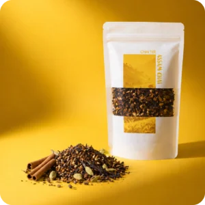 Assam Chai von MEE KAFFEE mit ausgewählten Gewürzen wie Zimt, Kardamom und Vanille – aromatische Schwarztee-Mischung für Chai Latte, klassischen Heißtee oder kreative Teevariationen