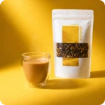 Loser Assam Chai von MEE KAFFEE neben einem cremigen Chai Latte – würzige Schwarztee-Komposition für die klassische Teezubereitung oder als Milchtee nach indischer Art