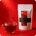 Darjeeling Schwarztee von MEE KAFFEE mit frisch aufgebrühter Teetasse und loser Teemischung
