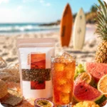 Erfrischender Rooibos Eistee mit Eiswürfeln und exotischen Früchten am Strand