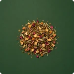 Hochwertiger loser Kräutertee von MEE KAFFEE mit sorgfältig ausgewählten Kräutern, Zitronengras, Blüten, Rosenblättern und Fruchtstücken – aromatische Kräuterkomposition für wohltuende Genussmomente