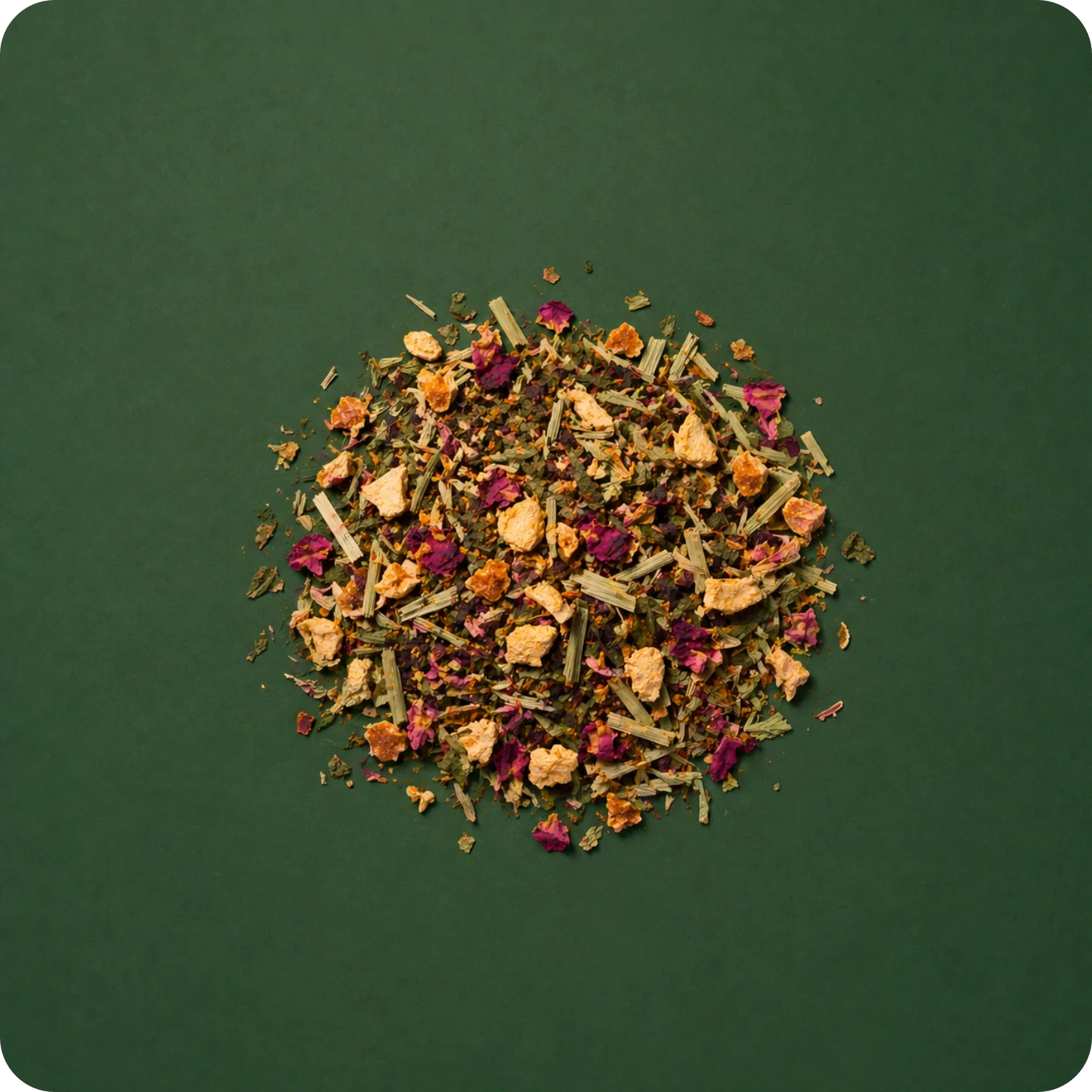 Hochwertiger loser Kräutertee von MEE KAFFEE mit sorgfältig ausgewählten Kräutern, Zitronengras, Blüten, Rosenblättern und Fruchtstücken – aromatische Kräuterkomposition für wohltuende Genussmomente