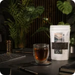Loser Earl Grey Tee von MEE KAFFEE neben einer Tasse frisch aufgebrühtem Schwarztee – klassische Teespezialität mit charakteristischer Bergamotte und elegantem Aroma