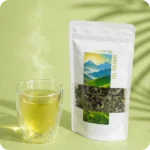 Frisch aufgegossener Sencha Grüntee und lose Teeblätter von MEE KAFFEE. Der hochwertige japanische Grüntee entfaltet ein frisches, leicht grasiges Aroma und eignet sich ideal für die tägliche Teepause.
