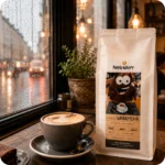Limitierte Winnemohr Gastro-Röstung von MEE KAFFEE mit Cappuccino im Café – kräftig und dunkel gerösteter Espresso mit Noten von Schokolade, Nuss und Karamell.